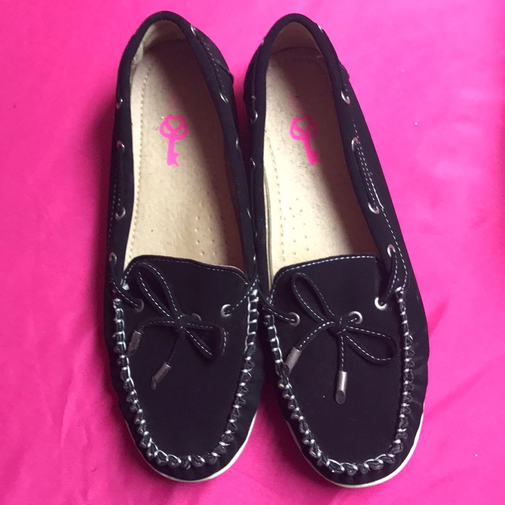 Brand new beautiful shoes. Size 7 never used